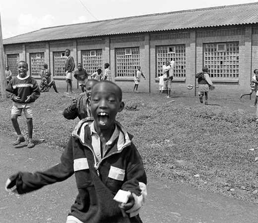 Sostenere i bambini in Africa.